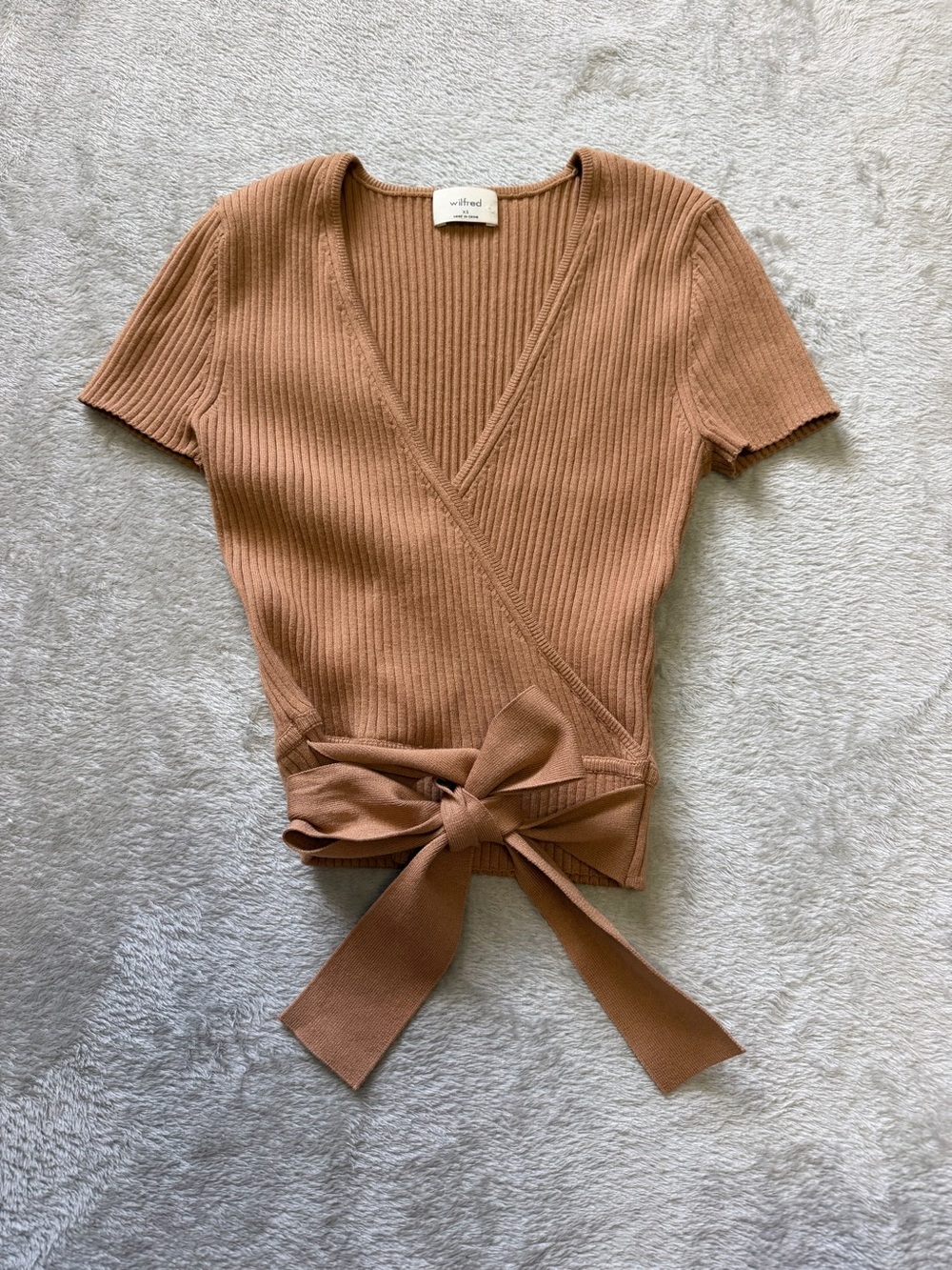Wilfred Wrap Ribbed Short-Sleeve Crop Top in Camel
